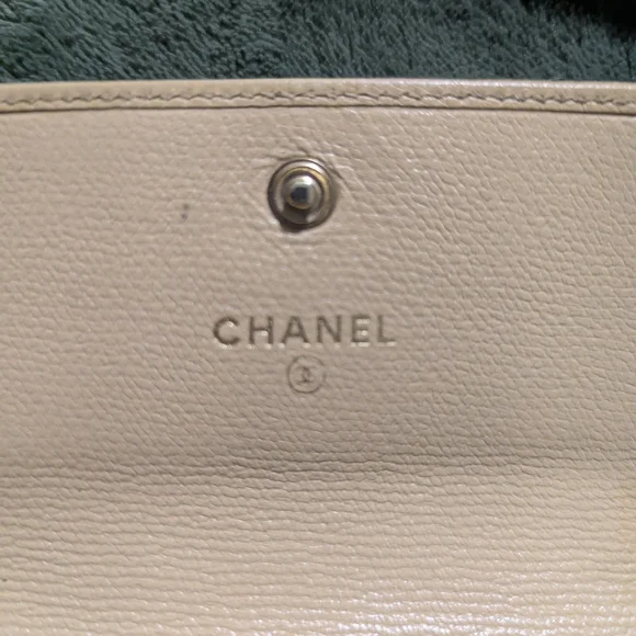 SALE CHANEL AUTHENTIC Cream Leather Compact Wallet with CC Logo Very Beautiful! - Picture 3 of 14